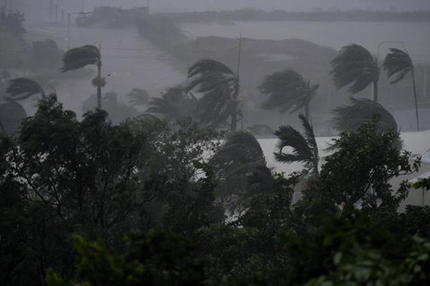 cyclonedebbiemakeslandfallwithdestructivewinds